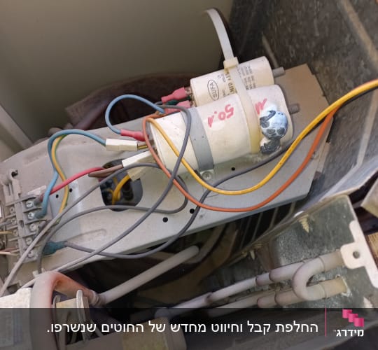 חוטי חשמל ומדחס במזגן ישן